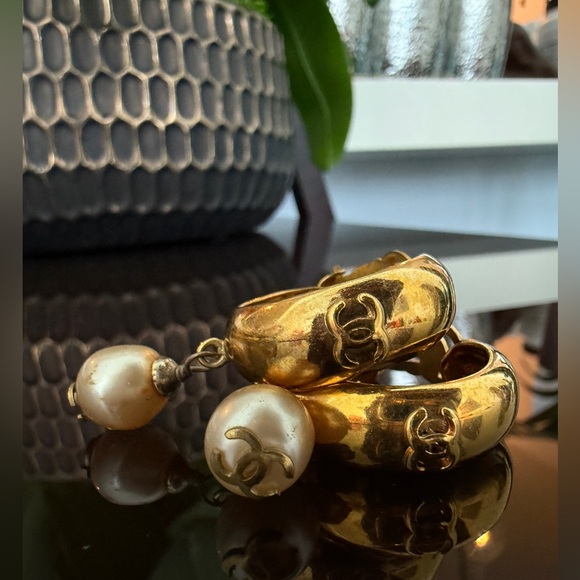 LOT 1734 24K gold plated CHANEL vintage hoop pearl CC clip on earrings - Picture 12 of 13